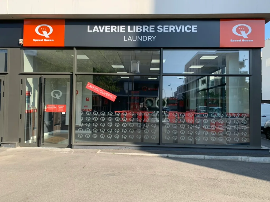 Fachada da lavanderia Speed Queen Blagnac Andromède, placa Laverie Libre Service