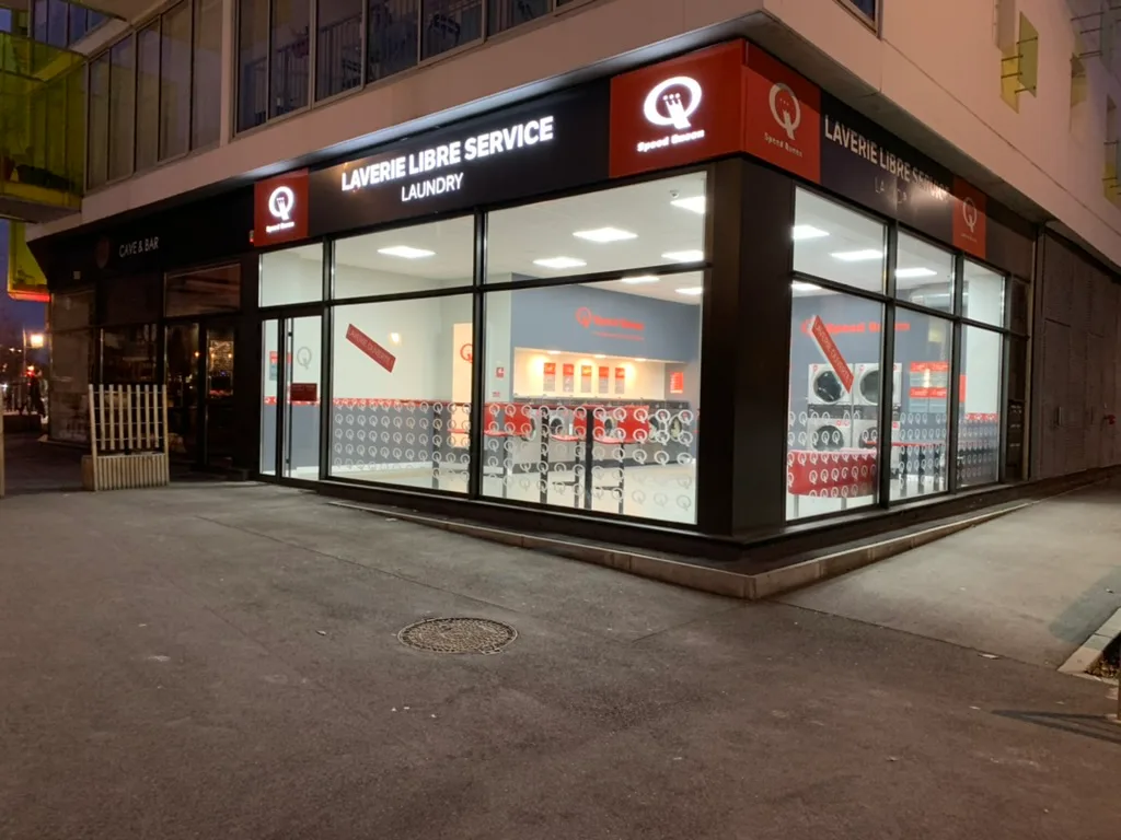 Lavanderia Speed Queen Blagnac Andromède à noite, placa iluminada