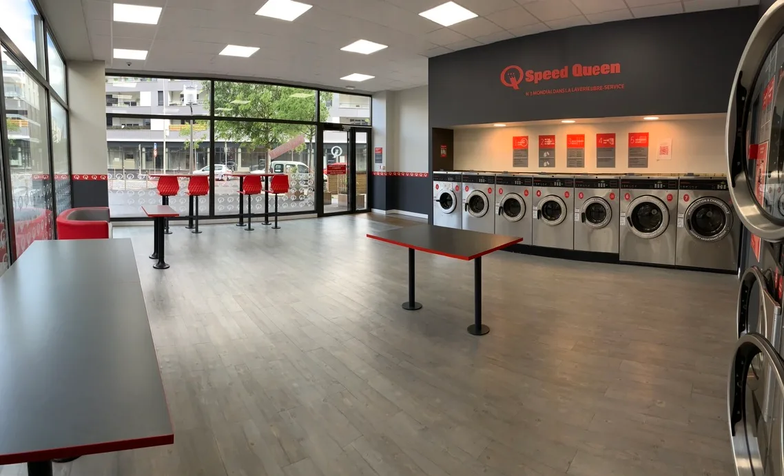 Interior iluminado com janelão, lavanderia Speed Queen Blagnac Andromède