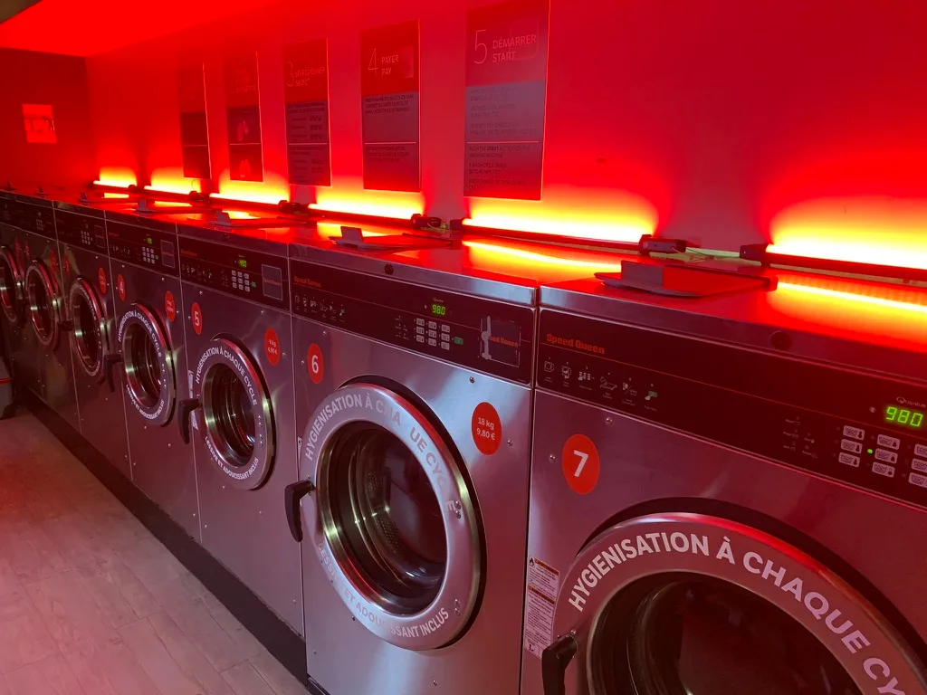 Machines Speed Queen sous éclairage rouge pendant les LIVERIES à Blagnac