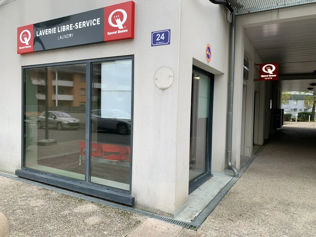 Fachada em ângulo com o número 24, lavanderia Speed Queen Croix-Daurade Toulouse