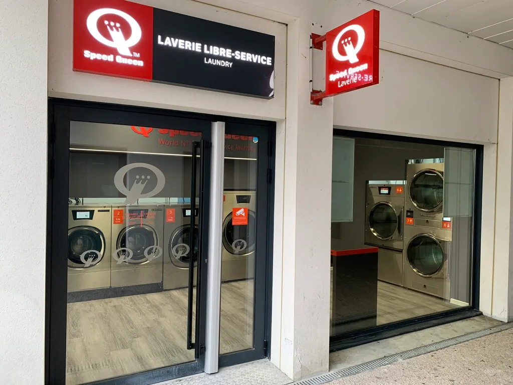 Entrada da lavanderia Speed Queen Croix-Daurade, portas de vidro e placa luminosa