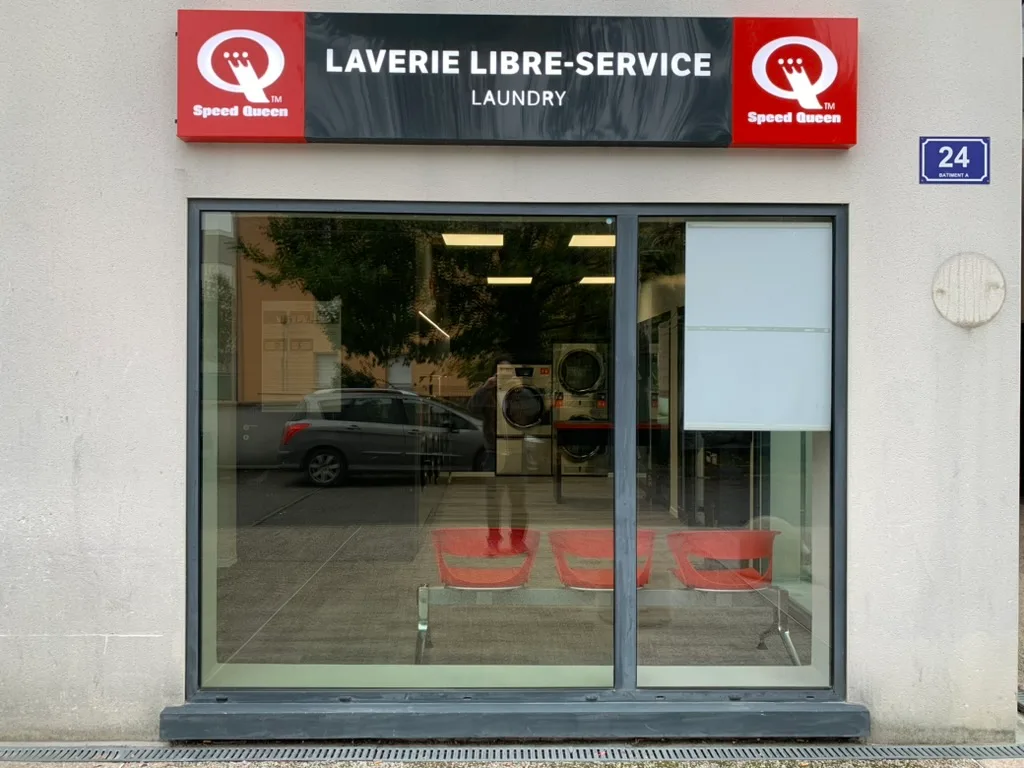 Fachada da lavanderia Speed Queen Croix-Daurade Toulouse, placa e vitrine